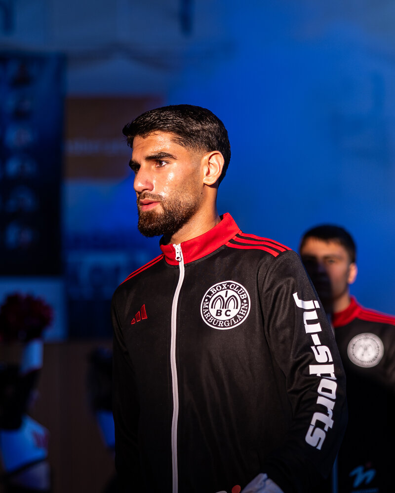 Boxer des 1. BC Marburg beim Einzug in die Halle