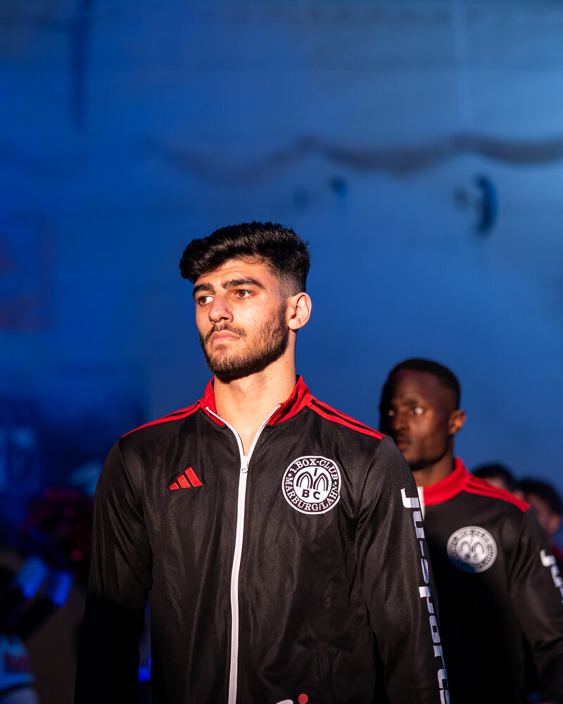 Boxer des 1. BC Marburg beim Einzug in die Halle