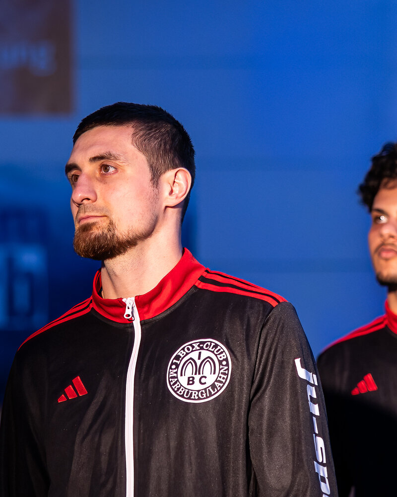 Boxer des 1. BC Marburg beim Einzug in die Halle