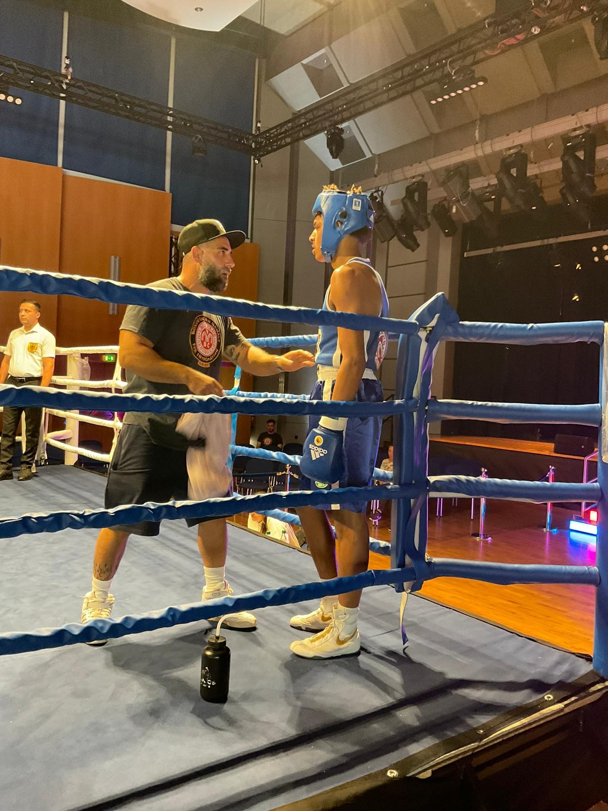 Vardan Arakelyan links & Curtis Dwomoh rechts