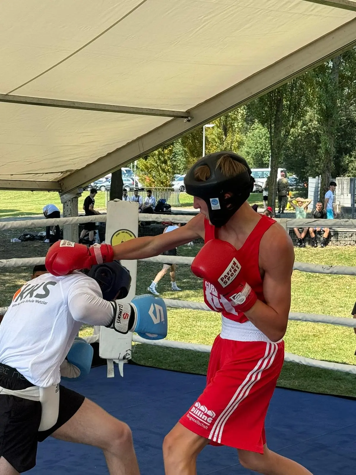 Li. Phil Karry re. Kirill Lotz